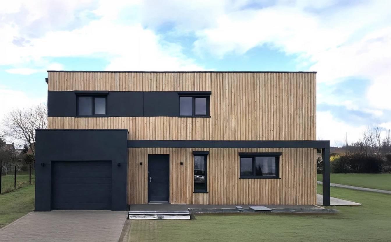 Maison contemporaine &agrave; deux niveaux avec fa&ccedil;ade en bardage bois vertical et &eacute;l&eacute;ments architecturaux anthracite