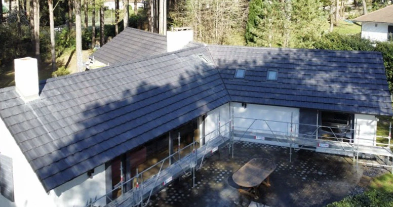 Vue aérienne d'une toiture résidentielle en rénovation avec échafaudages