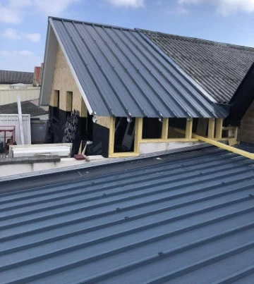 Vue aérienne d'une toiture résidentielle en rénovation avec échafaudages