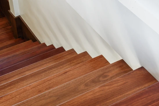 lime en bois sur table en bois dans un atelier de menuiserie