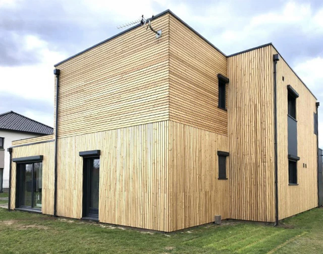 Artisan menuisier travaillant du bois dans atelier avec murs en briques apparentes