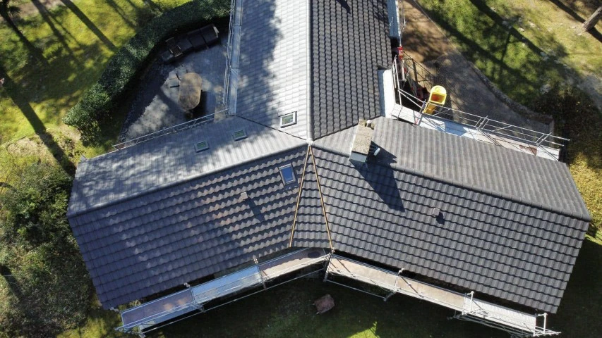 Maison moderne à deux niveaux avec bardage bois vertical, située dans un quartier résidentiel