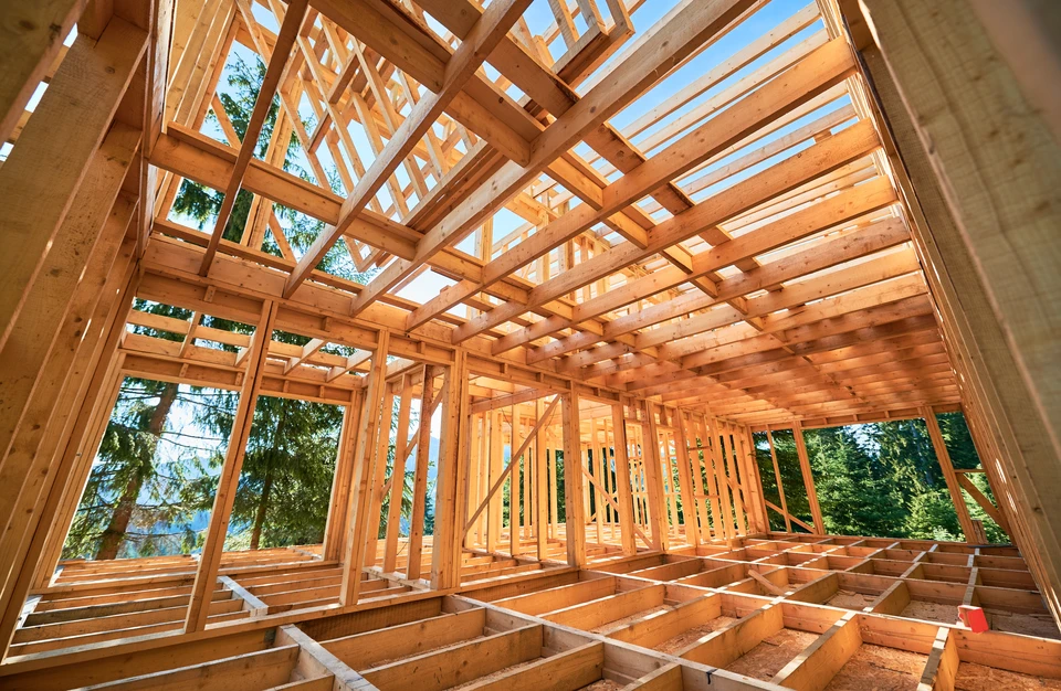 Espace intérieur de villa chaleureux dominé par les couleurs du bois