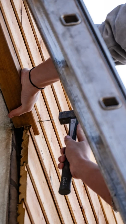 Six outils à main de précision alignés horizontalement sur fond blanc, présentant des manches en bois clair et des lames métalliques de formes variées