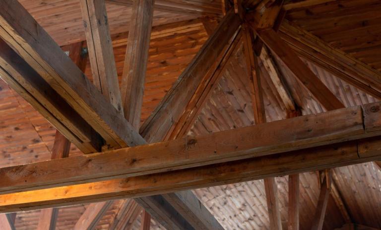 Restaurer une charpente traditionnelle à Vieil-Moutier : conseils